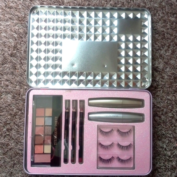 Nicole Miller Essential Eye Collection Makeup Box - Picture 1 of 4